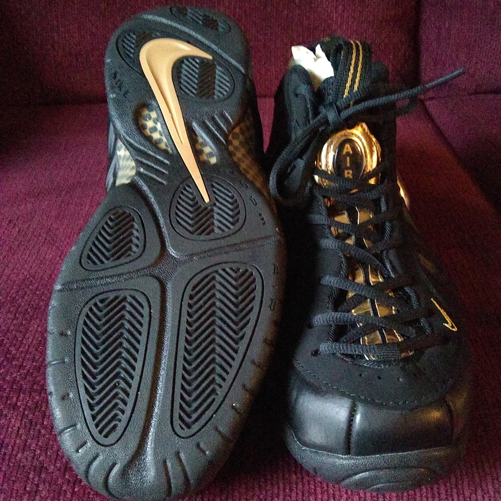 Nike air Foamposite Pro basketball New men's size 11. Black with metallic gold.